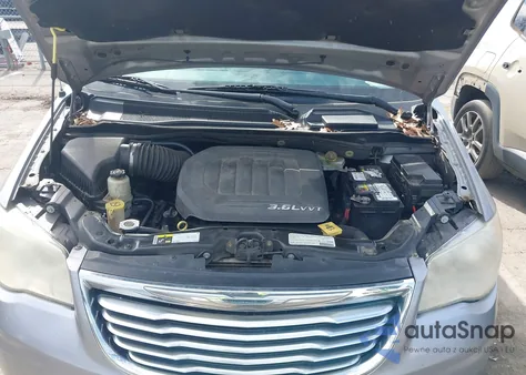 2013 Chrysler Town & Country Touring z USA, uszkodzony, nr VIN 2C4RC1BG1DR797420